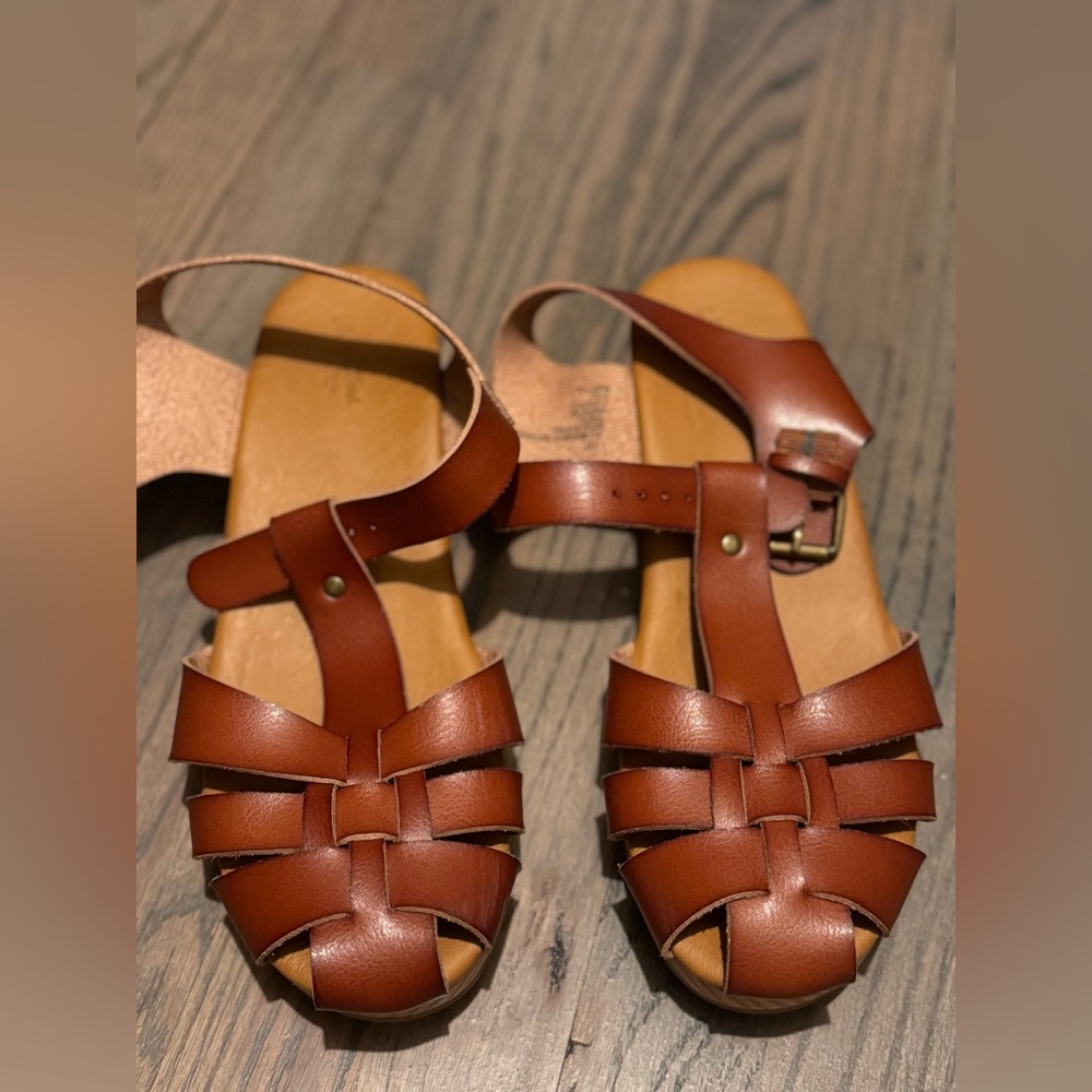 Universal threat summer clogs